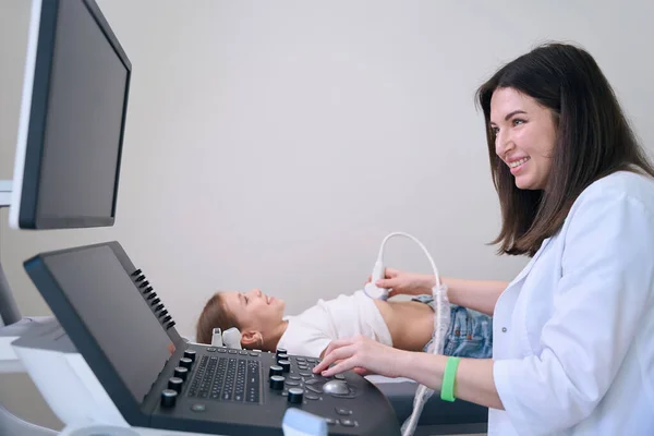 Wohlwollender Arzt Führt Ultraschall Der Inneren Organe Eines Kleinen Mädchens — Stockfoto