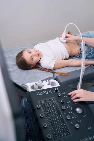 Lächelndes Mädchen Liegt Auf Der Couch Ultraschallraum Der Arzt Führt — Stockfoto