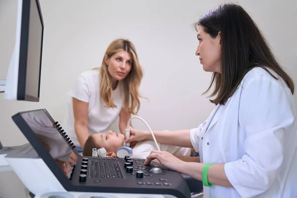 Ung Patient Med Sin Mamma Klinik För Ultraljud Sköldkörteln Läkare — Stockfoto