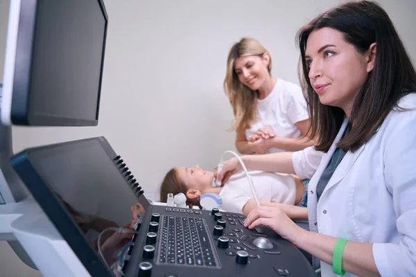 Blondýnka Svou Dcerou Klinice Ultrazvuk Štítné Žlázy Diagnostik Používá Moderní — Stock fotografie