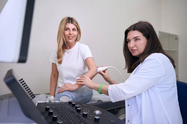 Lékař Diagnostik Provádí Ultrazvukové Vyšetření Lokte Kloubu Ženy Dívají Monitor — Stock fotografie