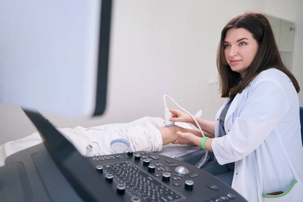 Der Arzt Verwendet Moderne Geräte Für Die Ultraschalluntersuchung Des Kniegelenks — Stockfoto