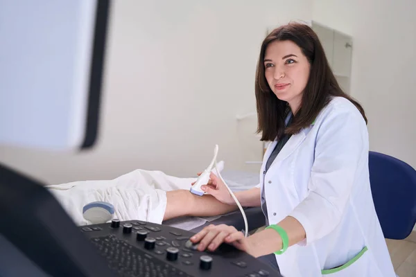 Woman Diagnostician Conducts Ultrasound Examination Knee Joint Patient Lies Medical — Stock Photo, Image