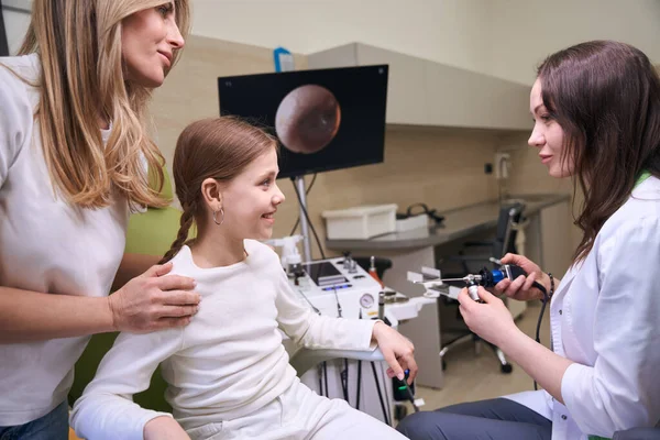 Otolaryngologist Elinde Nazofarenksi Yıkamak Için Bir Cihaz Tutuyor Bir Kız — Stok fotoğraf