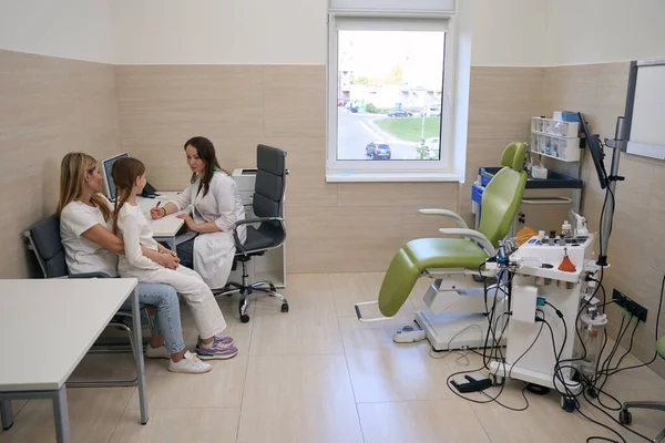 Vrouwelijke Otolaryngoloog Communiceert Met Een Kleine Patiënt Haar Moeder Een — Stockfoto
