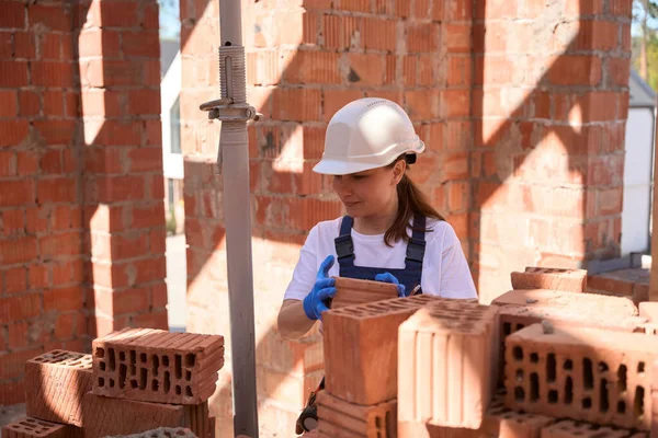 Mujer Albañil Hardhat Construcción Ladrillos Clasificación Uniforme Preparación Mampostería Trabajo — Foto de Stock