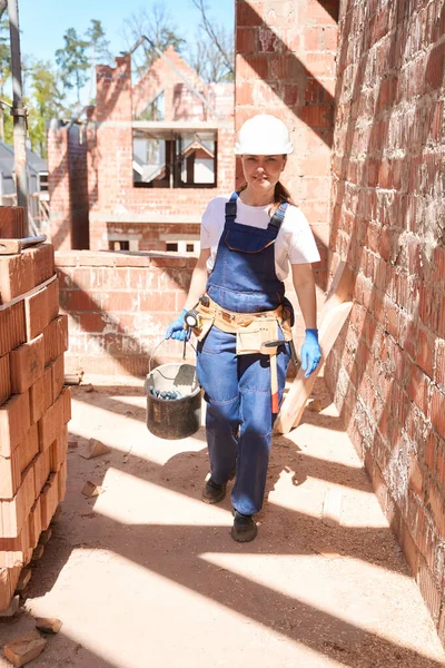 Tvrdě Pracující Žena Stavební Inženýrka Uniformě Pásu Nářadím Nesoucím Vědro — Stock fotografie