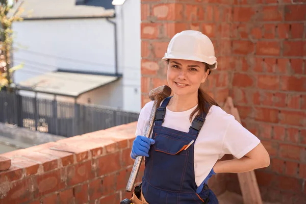 Self Confident Woman Builder Overall Hardhat Holding Big Hammer Going — Stock Photo, Image