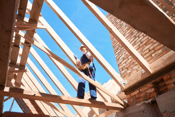 女性のリード建築家は 梁の締結の品質と信頼性を確認するために屋根の木造建築に登る 建設現場を検査ゼネコン — ストック写真