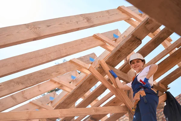 Construtor Mulher Confiante Verificando Qualidade Instalação Construção Telhado Madeira Inspecionando — Fotografia de Stock