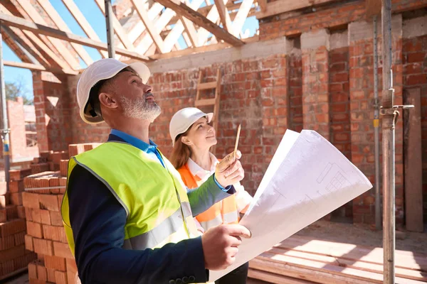 Byggnadsinspektörer Som Håller Byggprojekt Kontrollerar Takkonstruktionens Kvalitet Entreprenörer Som Kontrollerar — Stockfoto