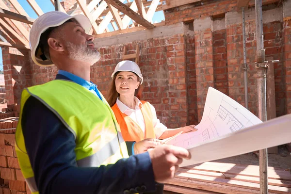 Kvinna Byggnad Ingenjör Ber Råd Takbjälkar Manlig Förman Människor Hatt — Stockfoto