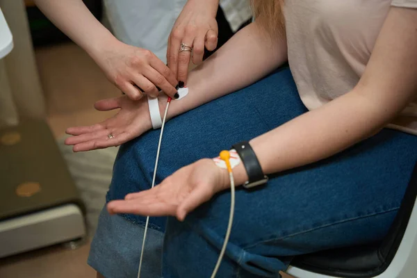 Fitness Clinic Medewerker Hecht Sensoren Aan Klanten Handen Voor Lichaamssamenstelling — Stockfoto