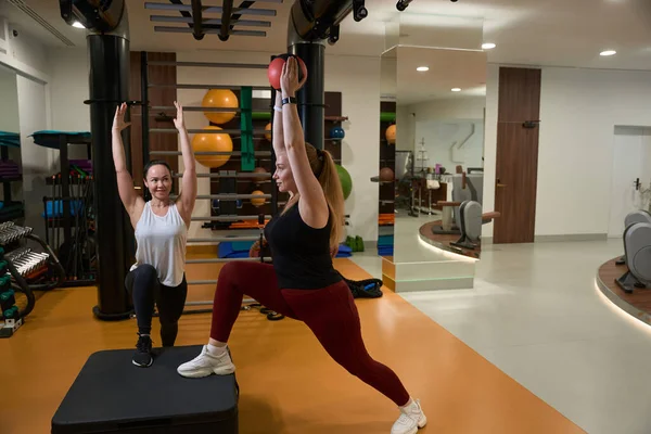 Pracownicy Kliniki Fitness Pracują Klientem Siłowni Kobieta Używa Piłki — Zdjęcie stockowe