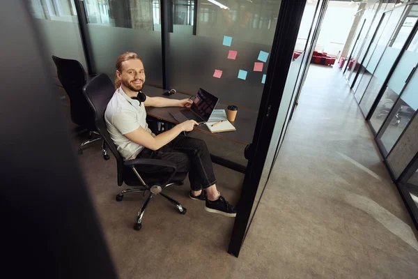 Handsome Bearded Guy Comfortably Settled His Workplace Office Block Works — Stock Photo, Image