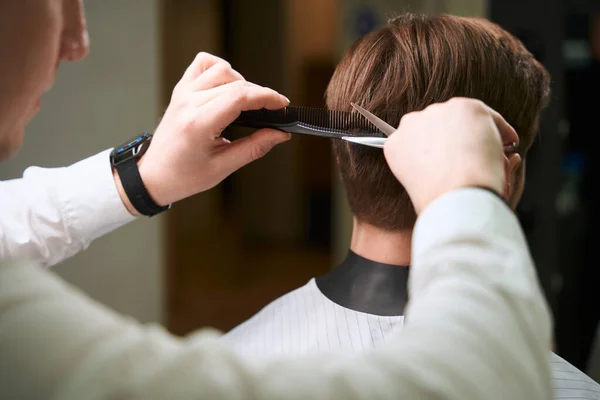 Barbeiro Profissional Corte Cabelo Seu Visitante Usando Pente Tesoura Dentro — Fotografia de Stock