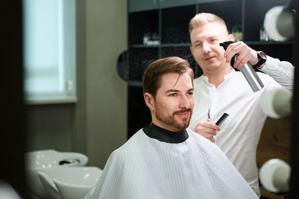Cabelo Molhado Barbeiro Experiente Seu Cliente Usando Spray Barbearia Moda — Fotografia de Stock