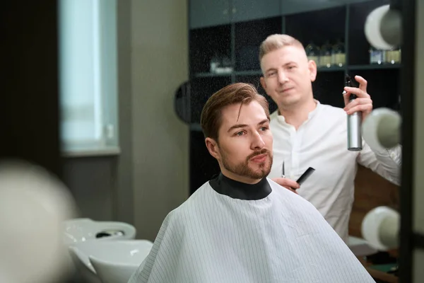 Опытный Парикмахер Смачивает Волосы Своего Клиента Помощью Спрея Современной Парикмахерской — стоковое фото