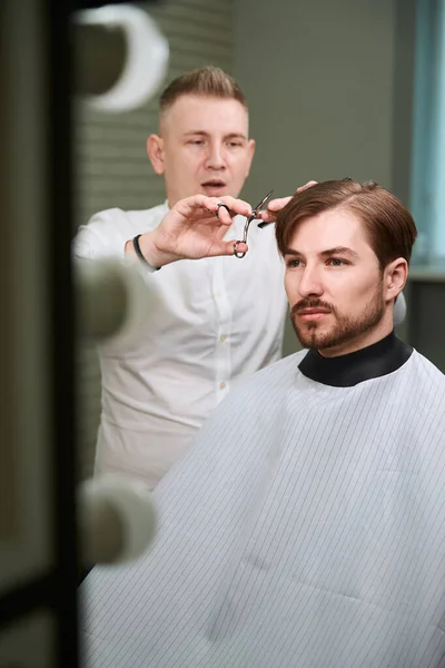 Cabeleireiro Jovem Corte Cabelo Seu Visitante Usando Tesoura Barbearia Moderna — Fotografia de Stock