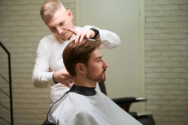 Jovem Homem Bonito Com Corte Cabelo Moda Barbeiro Profissional Sala — Fotografia de Stock