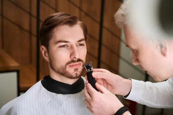 Cabeleireiro Masculino Modelagem Barba Jovem Visitante Usando Navalha Salão Moderno — Fotografia de Stock