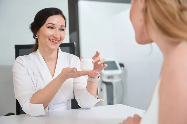 Specialist Cosmetologist Offers Woman Effective Care Product She Selects Options — Stock Photo, Image