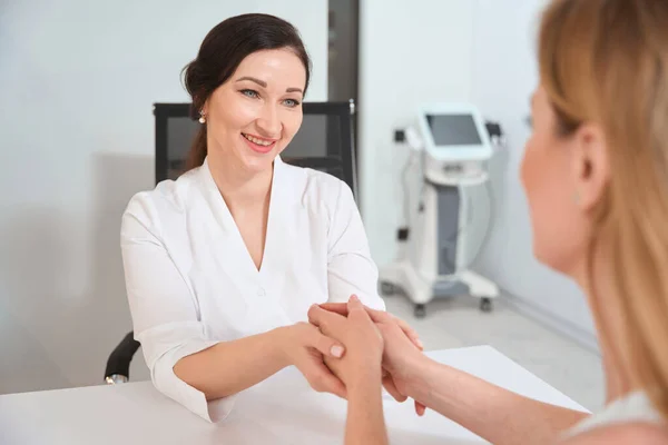 Beautiful Young Women Communicate Cometologists Office Hold Hands — Stock Photo, Image
