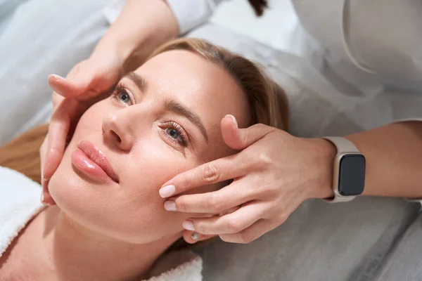 Massagista Faz Uma Massagem Facial Profissional Para Paciente Mulher Tem — Fotografia de Stock