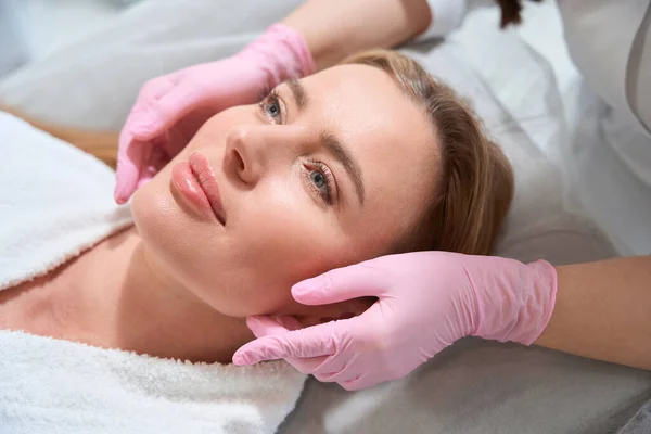 Bella Femmina Massaggio Facciale Una Clinica Cosmetologia Massaggiatrice Lavora Guanti — Foto Stock