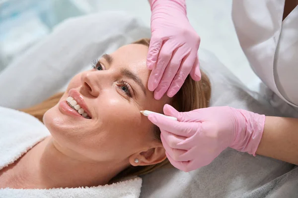 Smiling Woman Consultation Cosmetology Clinic Specialist Uses Special Marker Mark — Stock Photo, Image
