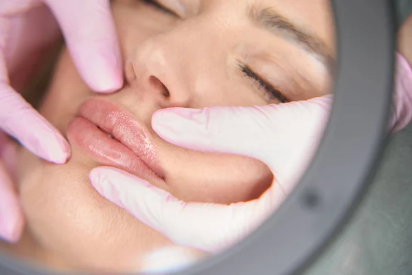 Specialist Cosmetologist Examines Contour Patients Lips Magnifying Glass Woman Beauty — Stock Photo, Image