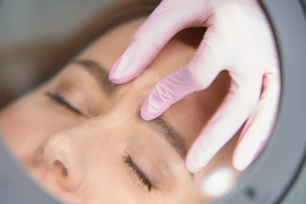 Arzt Untersucht Die Gesichtshaut Des Patienten Durch Vergrößerungsglas Der Spezialist — Stockfoto