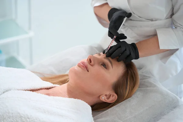 Blonde Woman Injection Procedure Aesthetic Medicine Clinic Specialist Uses Protective — Stock Photo, Image