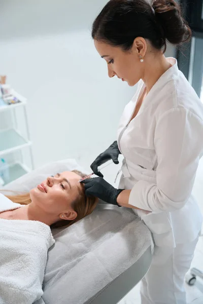 Mujer Albornoz Encuentra Sofá Cosmetología Médico Esteticista Sus Inyecciones Belleza — Foto de Stock