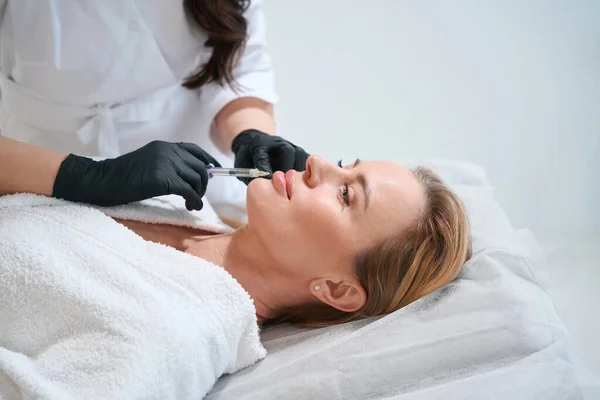Beautiful Woman Rejuvenating Injection Procedure Specialist Works Lip Contour — Stock Photo, Image