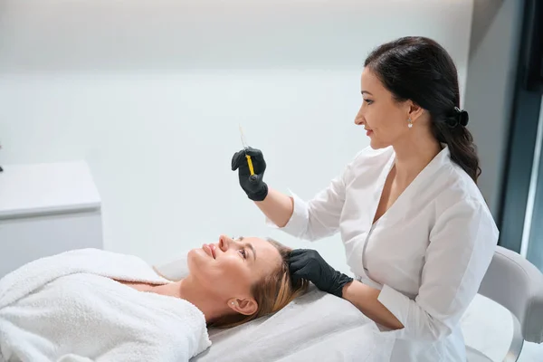 Woman Esthetician Workplace Syringe Her Hand Next Cosmetology Couch Lies — Stock Photo, Image