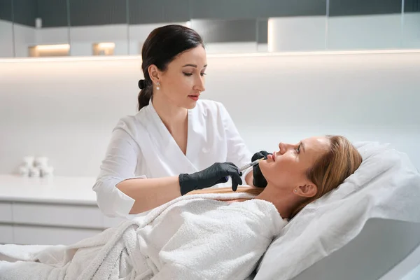 Médico Esteticista Una Clínica Cosmetología Hace Inyección Belleza Barbilla Mujer — Foto de Stock
