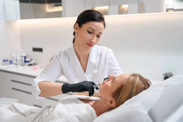 Specialista Kosmetickou Kliniku Dělá Kosmetické Injekce Brady Ženy Pacient Leží — Stock fotografie