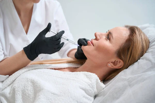 Blonde Client Receives Rejuvenating Chin Injection Esthetician Uses Thin Needle — Stock Photo, Image