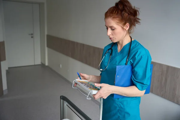 Gesundheitsexpertinnen Feilen Der Fernüberwachung Des Elektronisch Anpassbaren Bettes Krankenhauszimmer — Stockfoto