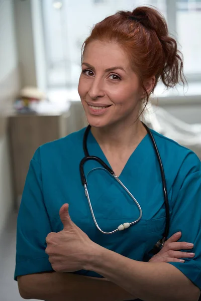 Glimlachende Vrouwelijke Arts Blauw Uniform Met Stethoscoop Die Duim Omhoog — Stockfoto