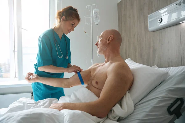 Kvinnlig Sjuksköterska Förbereder Patientens Arm För Att Blodprov Med Medicinsk — Stockfoto