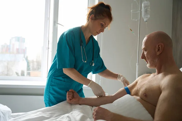 Kvinnlig Sjuksköterska Injicerar Spruta Manliga Patienter Arm Ven För Att — Stockfoto