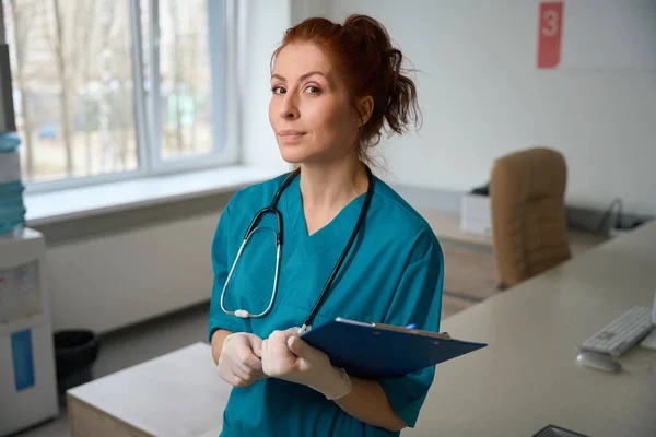 Portrét Sebevědomé Ošetřovatelky Uniformě Lékaře Držení Podložky Analýzou Pacienta Nemocnici — Stock fotografie