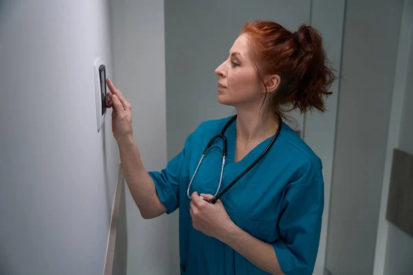 Medico Donna Piedi Vicino Dispositivo Parete Regolazione Della Temperatura Confortevole — Foto Stock