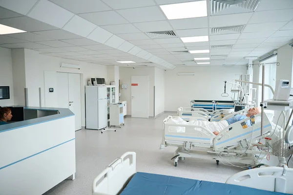 Interior Design Intensive Care Ward Hospital Medical Equipment Male Patient — Stock Photo, Image