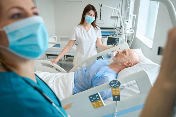 Therapeutinnen Kümmern Sich Ihre Kranke Patientin Die Der Notaufnahme Krankenhausbett — Stockfoto