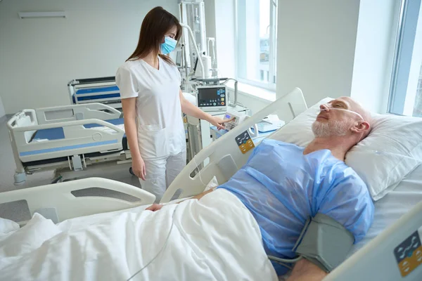 중환자실에서 침대에 환자들에게 관리를 주사기 펌프를 사용하고 화하는 — 스톡 사진