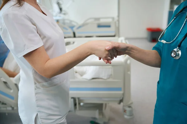 Przycięte Zdjęcie Lekarki Mundurze Medycznym Witającej Się Uściskiem Dłoni Szpitalu — Zdjęcie stockowe