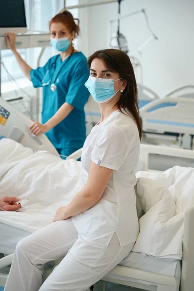 Den Inlagda Mannen Ligger Sängen Medan Läkare Besöker Honom Sjukhusavdelningen — Stockfoto